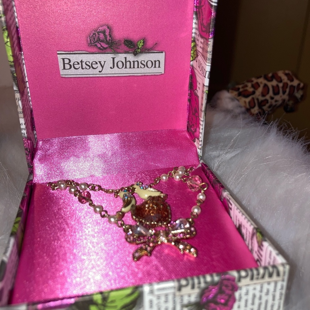 NWT Betsey Johnson doves necklace